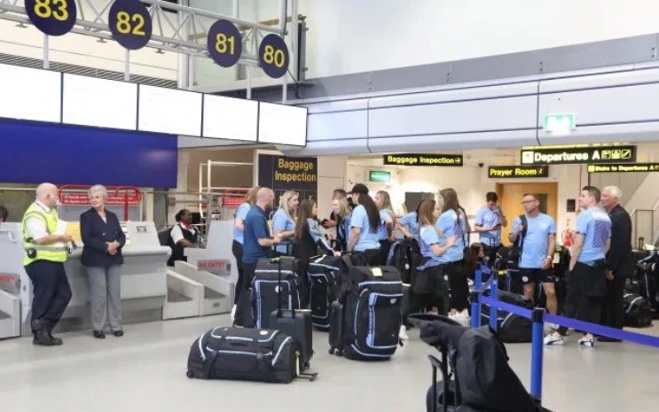 Man City plane GROUNDED at Manchester Airport as flight to China was disrupted by Thomas Cook admin error - Bóng Đá