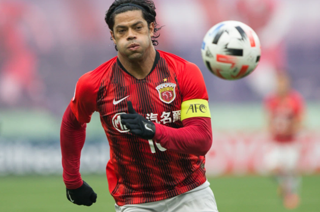 Watch Hulk send rival flying with FAIR shoulder barge in first game back in Brazil with Atletico Mineiro - Bóng Đá