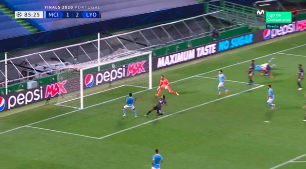 Raheem Sterling và những pha bỏ lỡ chỉ muốn 