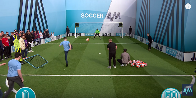 Fan Man City thi đá volley nhận tiền - Bóng Đá