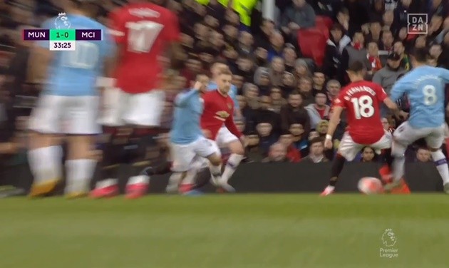 3 tình huống tranh cãi trận MU - MC: Fred ăn vạ; Guardiola 'chọc điên' Fernandes? - Bóng Đá