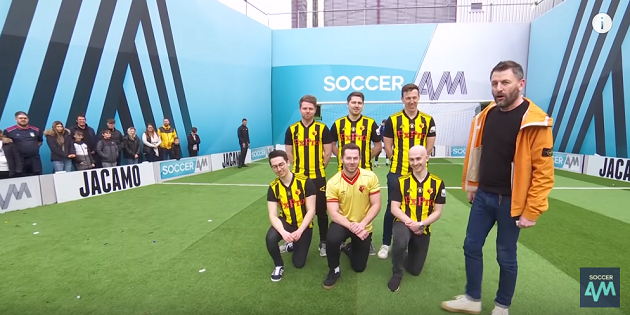 Fan Watford tham gia cuộc thi volley - Bóng Đá