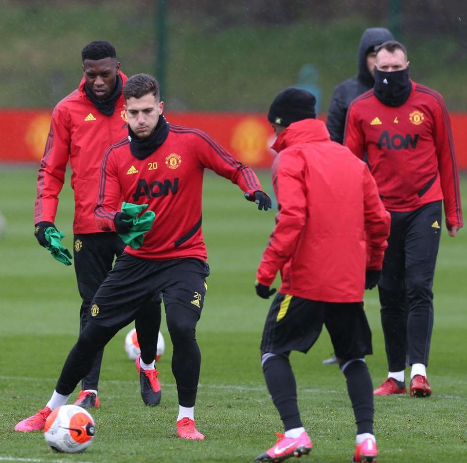 Liverpool's Naby Keita leads tributes as cousin among nine dead in Guinea bus crash - Bóng Đá