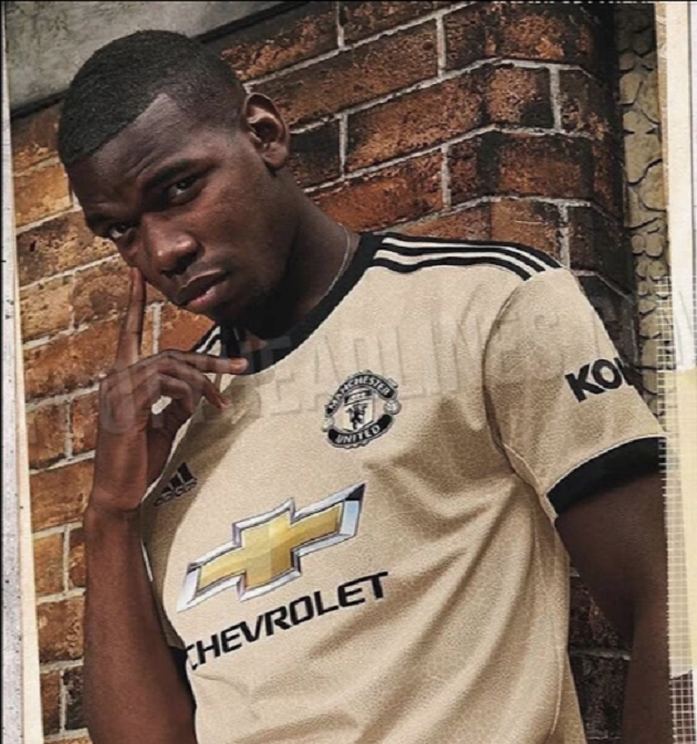 Mặc tin đồn bủa vây, Pogba tươi tắn diện mẫu áo sân khách mới toanh - Bóng Đá