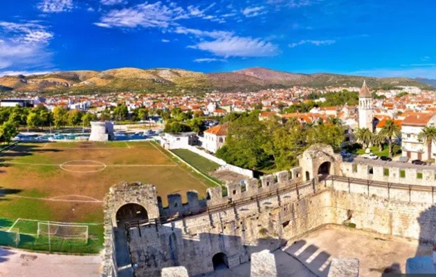 Weirdest football stadiums in the world including a castle, a shopping mall, one with train track and a floating pitch - Bóng Đá