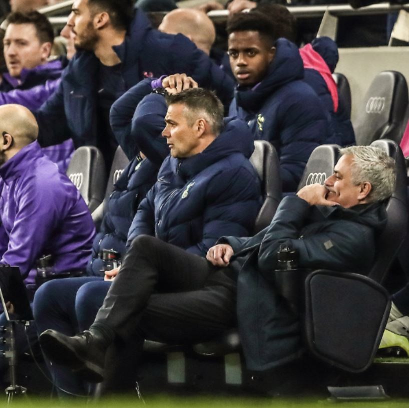 HLV Mourinho bật cười sau sai lầm của học trò - Bóng Đá