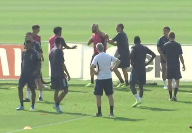 Gonzalo Higuain loses it in training, kicks coach before turning anger on hoarding - Bóng Đá
