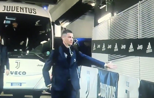 Cristiano Ronaldo high fives ‘invisible children’ in brilliant Juventus vs Inter clip - Bóng Đá