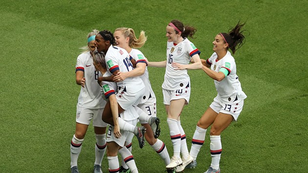 ảnh trận: Nữ Pháp - Mỹ (sáng lên) - Bóng Đá