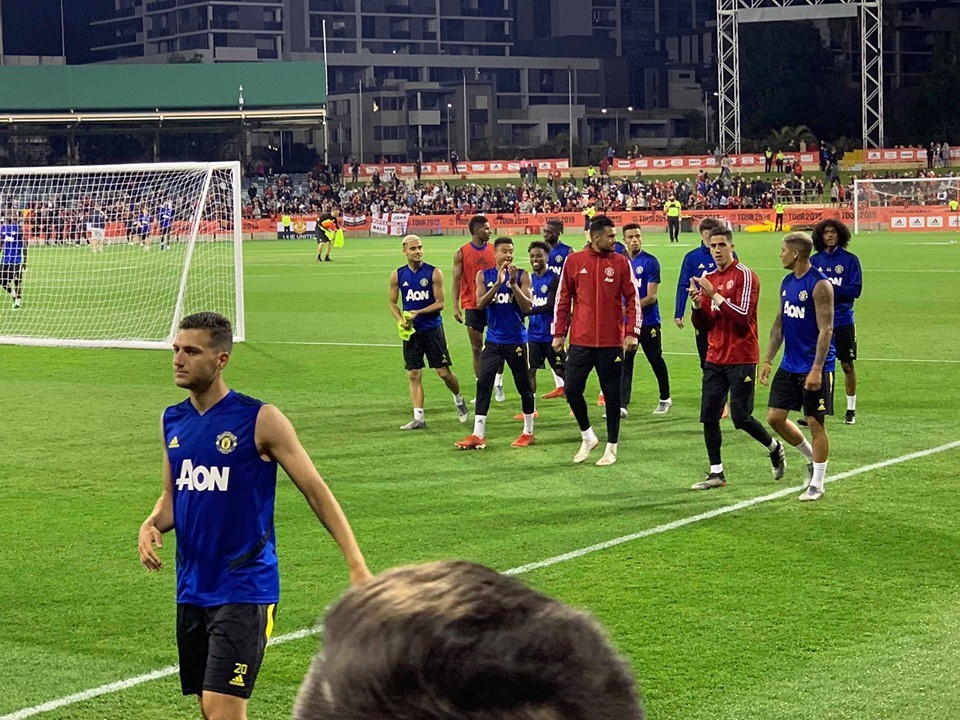 Man Utd tập luyện, fan TQ chào - Bóng Đá