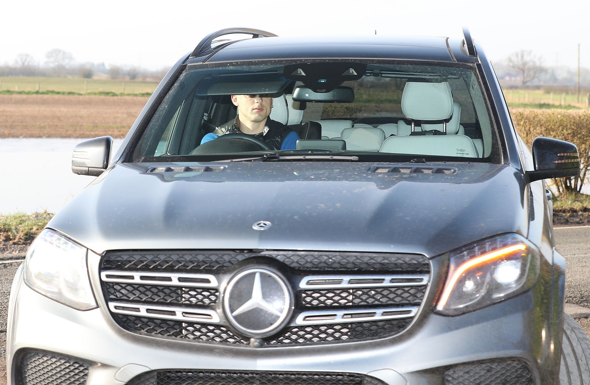 Pictures: Manchester United players arrive at Carrington as Man City preparations begin - Bóng Đá