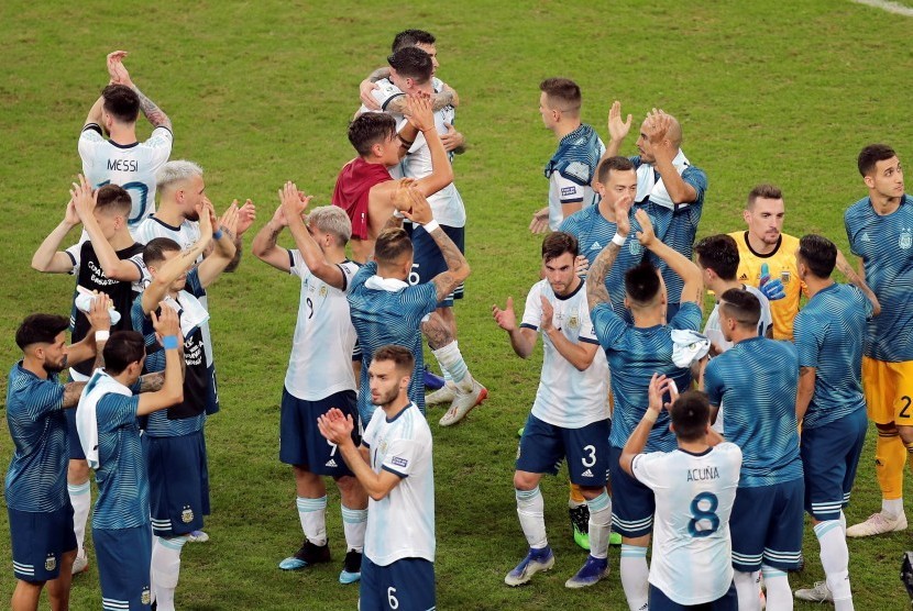 Messi trông khá khắc khổ khi Argentina 'chết đi sống lại' - Bóng Đá