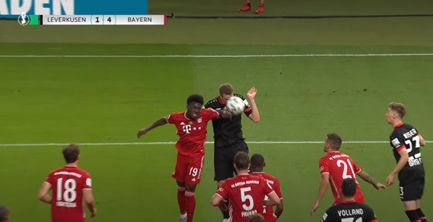 Neuer kiến tạo từ phần sân nhà, Bayern hoàn tất 