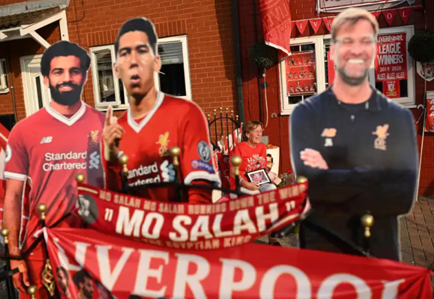 Hình ảnh các CĐV Liverpool ăn mừng vô địch (The Sun) - Bóng Đá