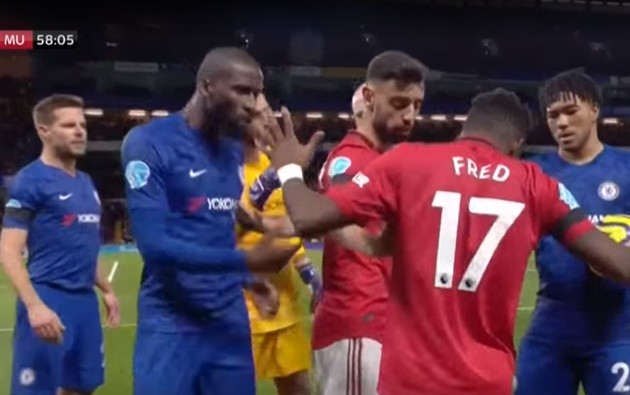 Một mình cân 4 sao Chelsea không cho đụng Martial, Fred ăn thẻ vàng - Bóng Đá
