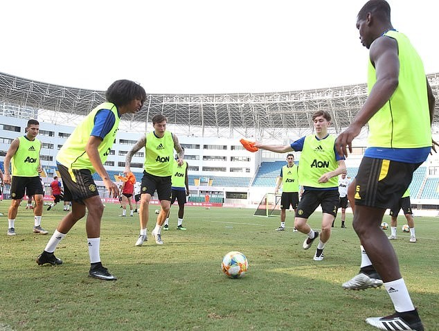 Tuchel shocked as Luis Suarez bodies past Chelsea stars Antonio Rudiger and Marcos Alonso to create open-goal chance for Atletico - Bóng Đá