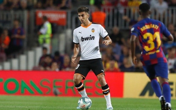 Lionel Messi and Quique Setien in fresh awkward exchange during drinks break - Bóng Đá