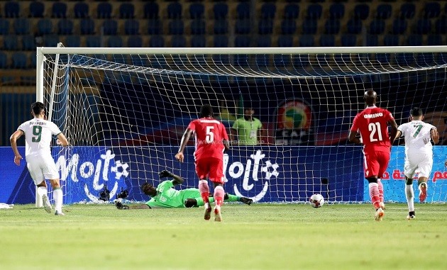 Pierre-Emerick Aubameyang loses Tyrone Mings as he LAUGHS to himself - Bóng Đá