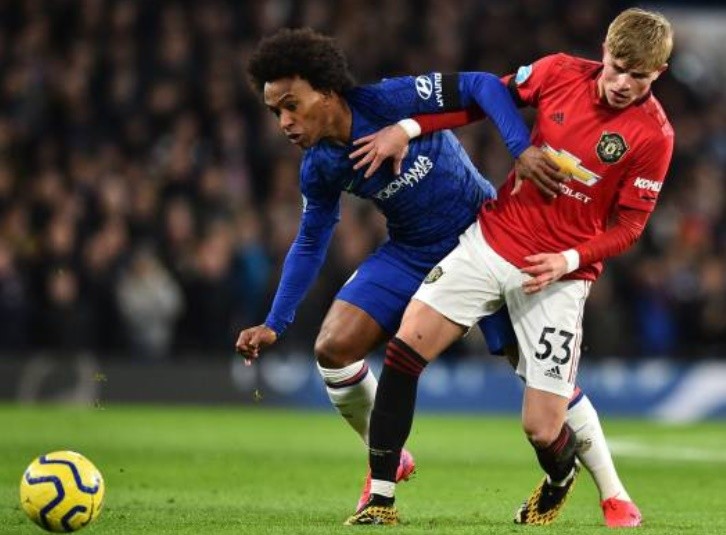 Chelsea boss Frank Lampard covers face with scarf and wears gloves to walk dog Minnie amid coronavirus fears - Bóng Đá