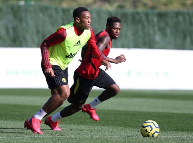 Ảnh Martial + Fernandes thắng Fred + Pereira banh bàn - Bóng Đá