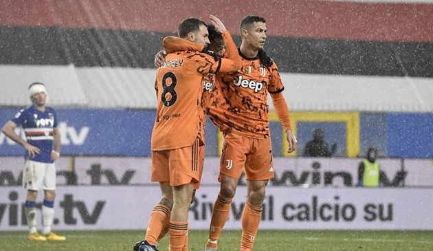 Ronaldo bật chế độ chia bài - Bóng Đá
