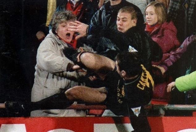 Embolo ăn mừng hài hước ở trận đấu Gladbach vs Cologne - Bóng Đá