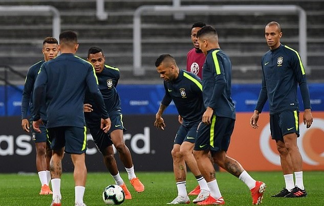 Neymar đến thăm đội tuyển Brazil (Daily Mail) - Bóng Đá