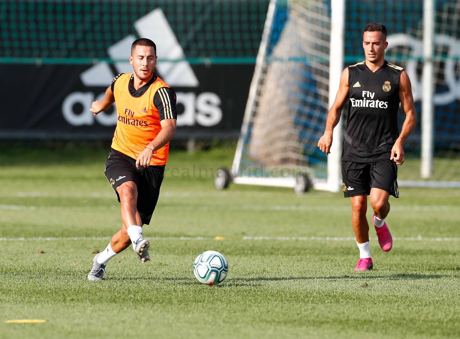 Fans notice Real Madrid new boy Eden Hazard has photo of his kids wearing Chelsea shirts on his phone case - Bóng Đá