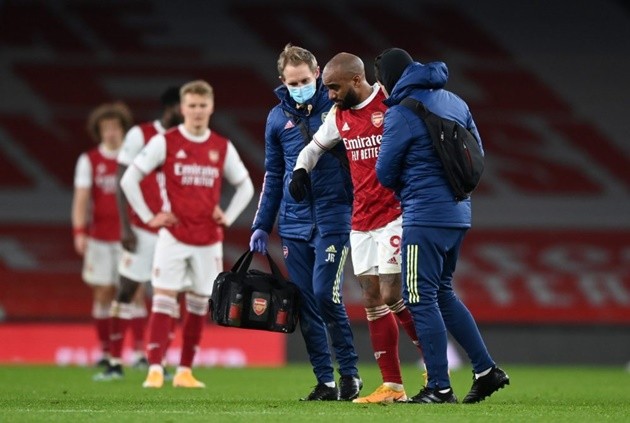 Tình huống va chạm giữa Lacazette và Maguire - Bóng Đá