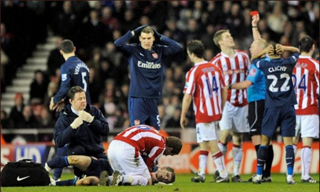 KINH HOÀNG! 'Máy chém' Shawcross chấn thương y như cách Ramsey từng bị - Bóng Đá