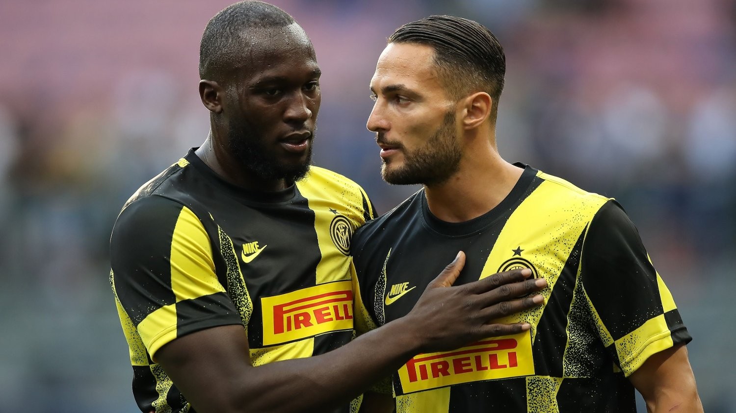 Romelu Lukaku and Inter Milan teammate Marcelo Brozovic square up in dressing room bust-up - Bóng Đá