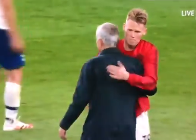 Manchester United star Scott McTominay runs over to hug Jose Mourinho after Tottenham draw - Bóng Đá
