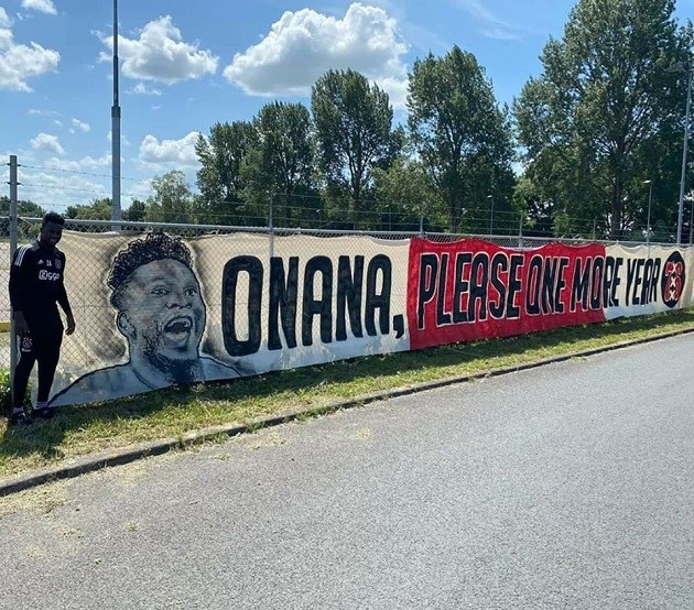 Ajax fans release banner to persaude Spurs, Chelsea target Onana - Bóng Đá