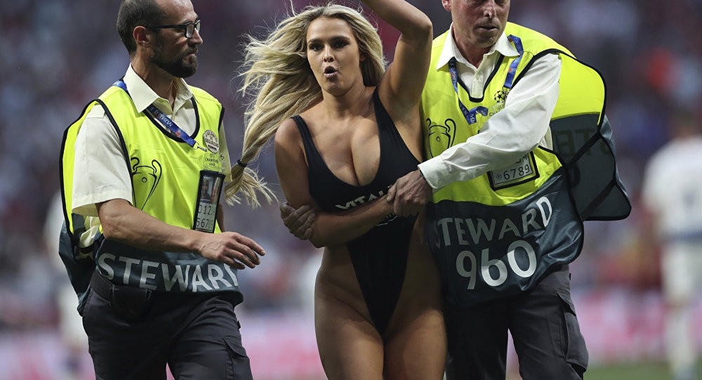 Streaker felled by security during Liverpool clash with Norwich and Firmino loved it - Bóng Đá