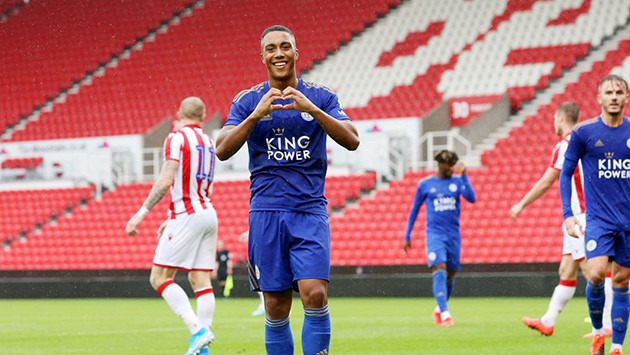 KINH HOÀNG! 'Máy chém' Shawcross chấn thương y như cách Ramsey từng bị - Bóng Đá