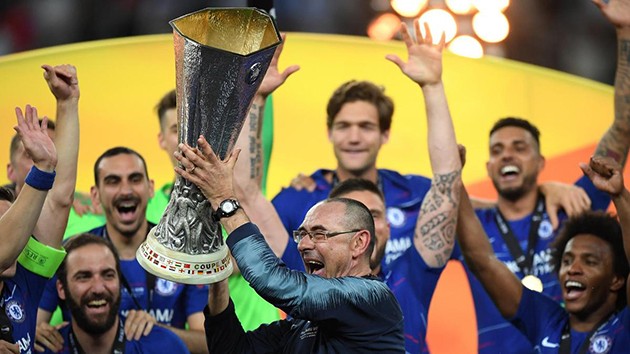 Chùm ảnh: CHÍNH THỨC đến Juventus, Sarri ăn mặc cực kỳ giản dị - Bóng Đá