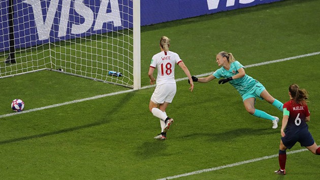 Tiếp tục 'vô đối', cựu sao Man Utd đưa nữ Anh vào bán kết World Cup - Bóng Đá