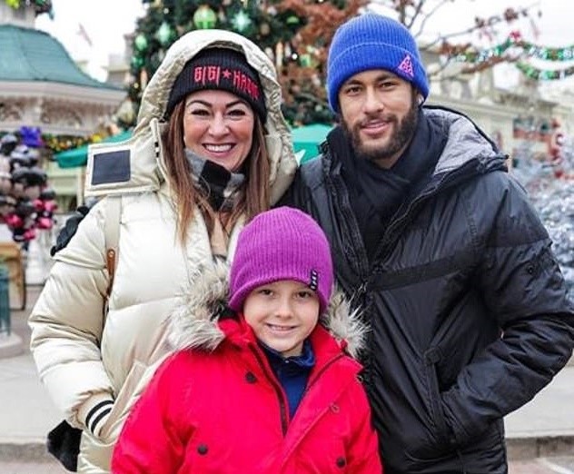 Phía sau gia đình đầy màu sắc của Neymar - Bóng Đá