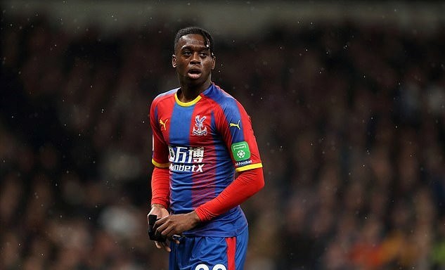 Aaron Wan-Bissaka arrives at Lowry Hotel for Manchester United medical ahead of his £50m move from Crystal Palace. - Bóng Đá