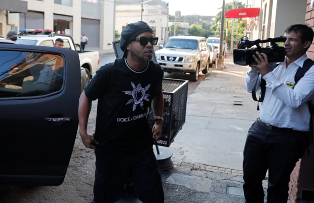Ronaldinho đã ăn chơi trác táng ra sao? - Bóng Đá