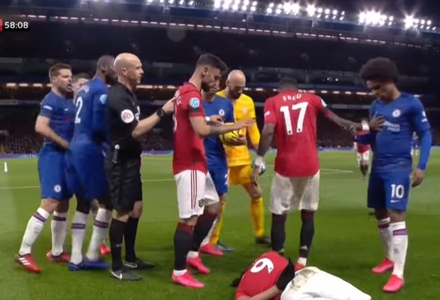 Một mình cân 4 sao Chelsea không cho đụng Martial, Fred ăn thẻ vàng - Bóng Đá