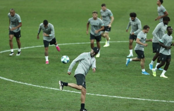 Liverpool tập, đón cậu bé khuyết tật - Bóng Đá