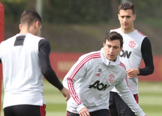 Dalot gặp James Robson - Bóng Đá