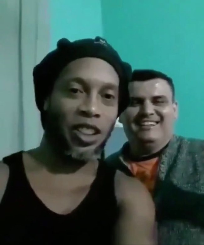 Ronaldinho grows beard in prison as Barcelona legend shows off new look - Bóng Đá