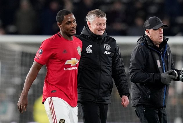 So sánh bàn thắng của Ighalo và Sanchez - Bóng Đá