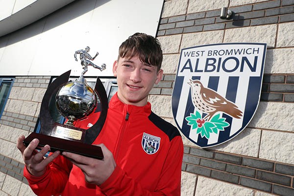 Louie Barry - sao mai 17 tuổi sút tung lưới Liverpool là ai? - Bóng Đá