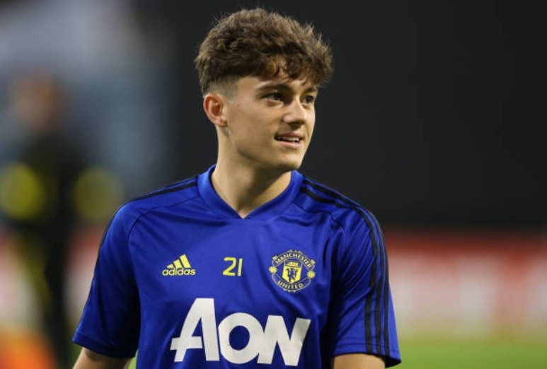 Wan-Bissaka and James struggle with their Man Utd initiation songs, while McTominay shines - Bóng Đá