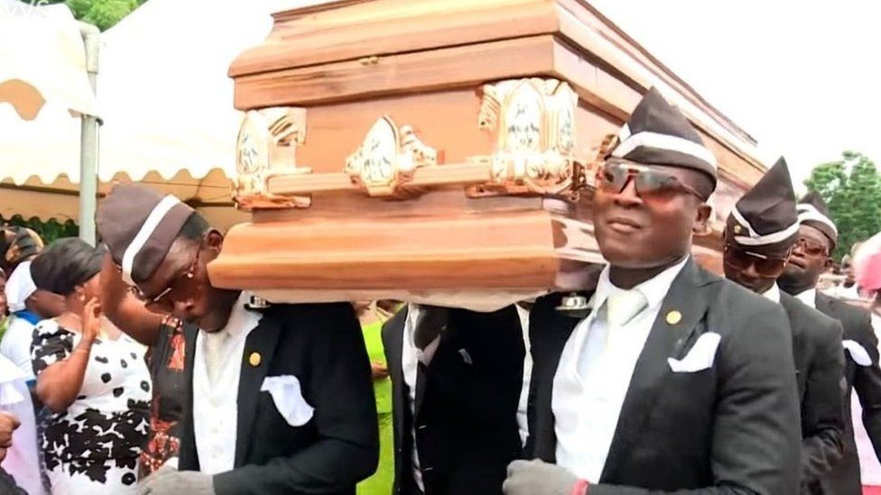 'Coffin dance' pallbearer picks Ronaldinho as the footballer he would like to carry to their grave - Bóng Đá