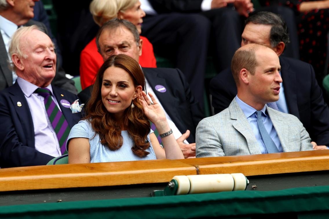 Chelsea star David Luiz ruins Wimbledon fan’s day by blocking his view of Federer vs Djokovic with his HAIR - Bóng Đá