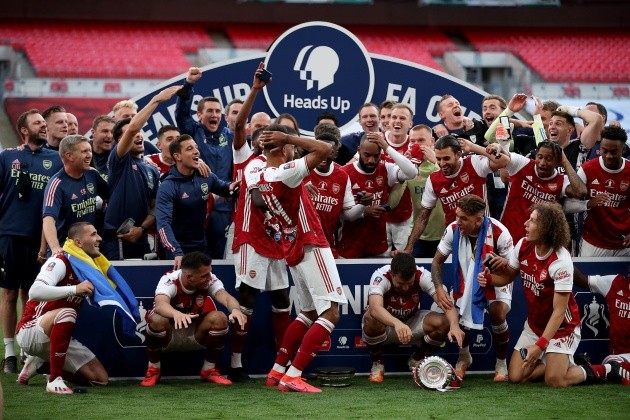Chùm ảnh Aubameyang làm rơi cúp - Bóng Đá